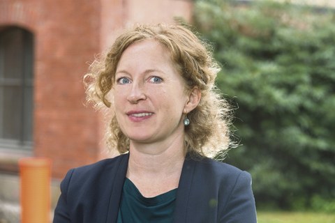 Porträt von Prof. Anna Holzscheiter.