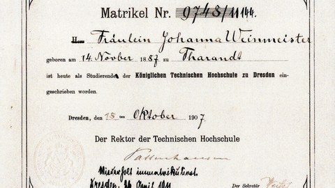 Zu sehen ist die Immatrikulationsbescheinigung von Fräulein Johanna Weinmeister an die TH Dresden. Hierauf ist ihr Geburtsdatum, das Datum der Immatrikulation und verschiedene Bemerkungen und Unterschriften zu sehen.