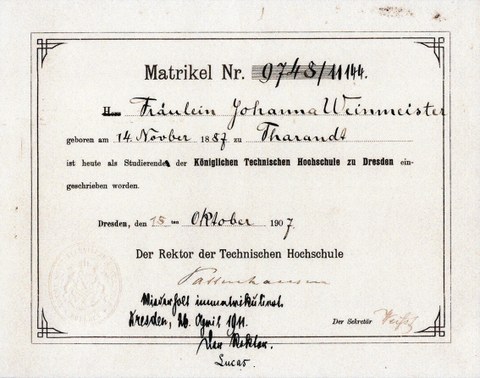 Zu sehen ist die Immatrikulationsbescheinigung von Fräulein Johanna Weinmeister an die TH Dresden. Hierauf ist ihr Geburtsdatum, das Datum der Immatrikulation und verschiedene Bemerkungen und Unterschriften zu sehen.