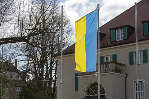 Vor dem Rektoratsgebäude der TU Dresden steht ein Fahnenmast. An diesem weht die Ukraine-Flagge.