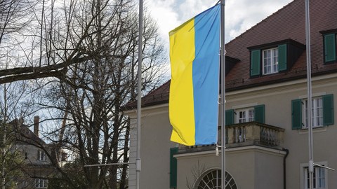 Vor dem Rektoratsgebäude der TU Dresden steht ein Fahnenmast. An diesem weht die Ukraine-Flagge.