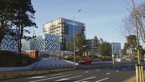 Zu sehen ist das vierteilige Gebäude des Internationalen Strafgerichtshofs in Den Haag, Niederlande. Der Betrachter steht auf der gegenüberliegenden Straßenseite.