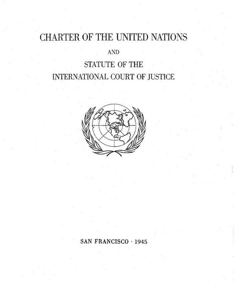 Zu sehen ist das Deckblatt der Charta der Vereinten Nationen. Aufschrift: Charter of the United Nations and Statue of the International Court of Justice, San Francisco 1945