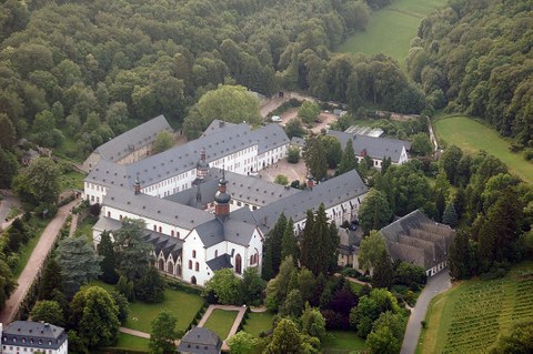 Auf der Luftaufnahme sind die Gebäude des Klosters Eberbach zu sehen. Im Vordergrund befindet sich die Kirche.