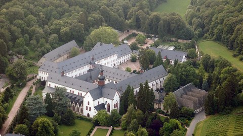 Auf der Luftaufnahme sind die Gebäude des Klosters Eberbach zu sehen. Im Vordergrund befindet sich die Kirche.