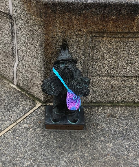 Städtepartnerschaft Dresden / Wrocław, Bild vom Breslauer Zwerg mit beiden Stadtwappen am Brunnen vor dem Dresdner Rathaus. Ein Geschenk der Stadt Breslau.