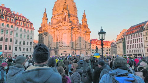 Foto von großer Solidaritätskundgebung für die Ukraine auf dem Dresdner Neumarkt