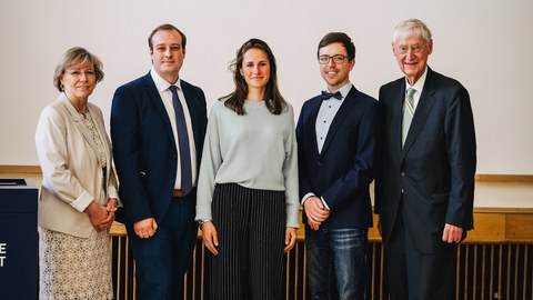 V.l.n.r: Prorektorin Forschung Prof. Angela Rösen Wolff, die 2021er Preisträger:innen Tilman von Strauwitz, Ph.D., Paula Santos Otte, Dr. Max Gmelch sowie Dr. Klaus Grandin (Verein zur Förderung von Studierenden der Technischen Universität Dresden e.V.