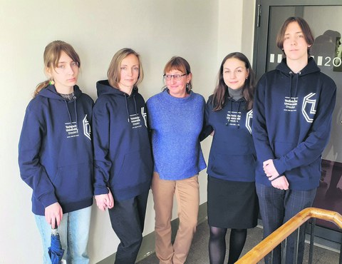 Die ukrainische Alumna Dr. Natalya Sadretdinova (2.v.l. ) mit ihren Kindern Marina (l.) und Ruslan (r.). Im Bild zu sehen ist die Begrüßung im Absolventenreferat von Susann Mayer (Absolventenreferentin,Mitte) und Ianina Scheuch (2.v.r).