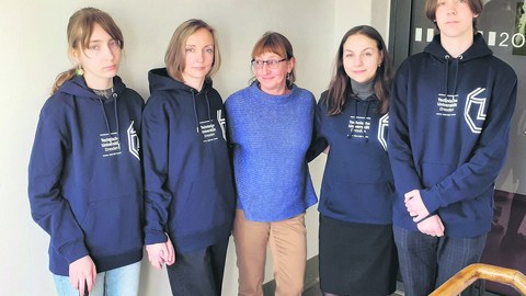 Die ukrainische Alumna Dr. Natalya Sadretdinova (2.v.l. ) mit ihren Kindern Marina (l.) und Ruslan (r.). Im Bild zu sehen ist die Begrüßung im Absolventenreferat von Susann Mayer (Absolventenreferentin,Mitte) und Ianina Scheuch (2.v.r).