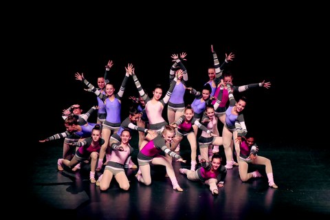 Bild vom Kinder- und Jugendtanzstudio der TUD. Zu sehen sind 19 Tänzerinnen in der Endpose ihres Tanzes.
