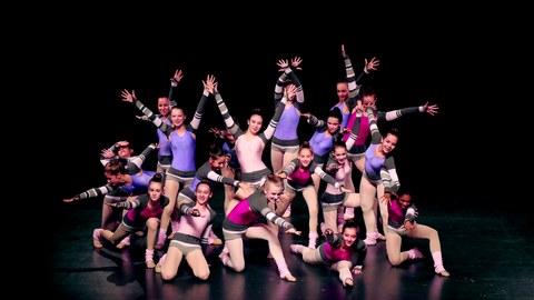Bild vom Kinder- und Jugendtanzstudio der TUD. Zu sehen sind 19 Tänzerinnen in der Endpose ihres Tanzes.