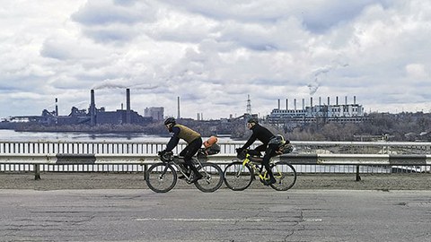 Jonas Deichmann (li.) und Markus Weinberg im Frühjahr 2021 unterwegs in Krementschuk, das zwischen Kiew und Dnipro liegt.