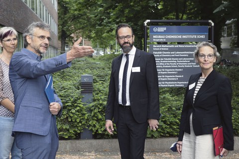 Wissenschaftsminister Sebastian Gemkow (M.) mit TUD-Rektorin Prof. Ursula M. Staudinger (r.) und Prorektor Prof. Michael Kobel beim Rundgang über den Campus.