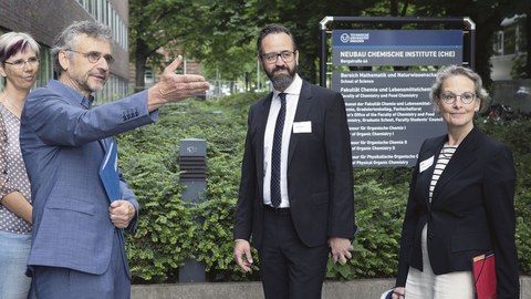 Wissenschaftsminister Sebastian Gemkow (M.) mit TUD-Rektorin Prof. Ursula M. Staudinger (r.) und Prorektor Prof. Michael Kobel beim Rundgang über den Campus.