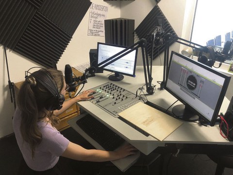 Annie Vandalewsky bei der Arbeit im Studio des Campusradios.