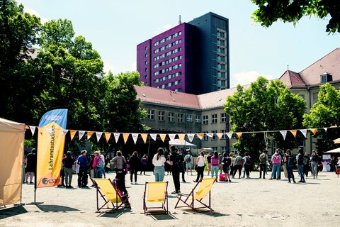 Buntes Treiben während der 1. TEACHERMANIA am Weberplatz.