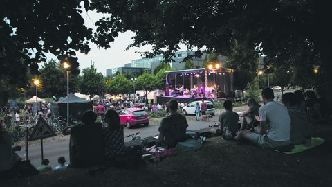 Ein stimmumgsvoller Sommerabend an der Bühne zwischen den Gebäuden der Biologie und der SLUB.