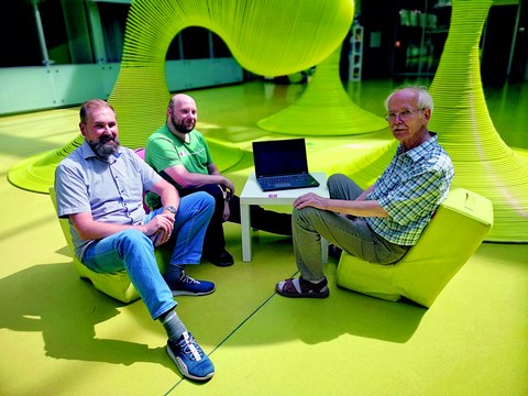 Dr. Alexander Dementyev (links), Manfred Benesch (Mitte) und Dr. Hellmuth Kubin führen ihr Prozessanalyseprogramm »ADM« auf einem Notebook in der Informatikfakultät der TU Dresden vor.