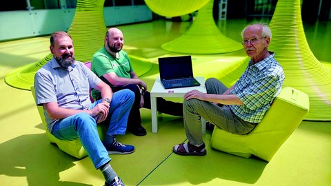 Dr. Alexander Dementyev (links), Manfred Benesch (Mitte) und Dr. Hellmuth Kubin führen ihr Prozessanalyseprogramm »ADM« auf einem Notebook in der Informatikfakultät der TU Dresden vor.