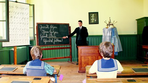 Im Schulmuseum Dresden können Kinder auch Unterricht wie zu Kaisers Zeiten erleben.