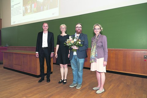 Glücklich nach erfolgreicher Antrittsvorlesung (v.r.n.l.): TUD-Rektorin Prof. Ursula M. Staudinger, Prof. S. Travis Waller, Prodekanin Prof. Regina Gerike und Dekan Prof. Günther Prokop.