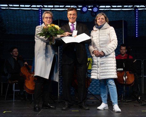 Rektorin Prof. Dr. Ursula M. Staudinger (l.) und die Prorektorin Forschung Prof. Dr. Angela Rösen-Wolff überreichen die Ehrung an Prof. Stephan Richard Bornstein.