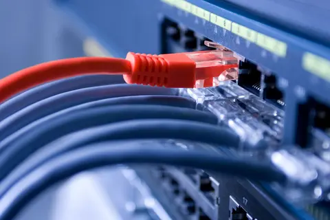 rotes Kabel an einem PC