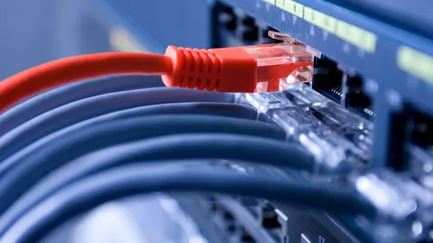 rotes Kabel an einem PC