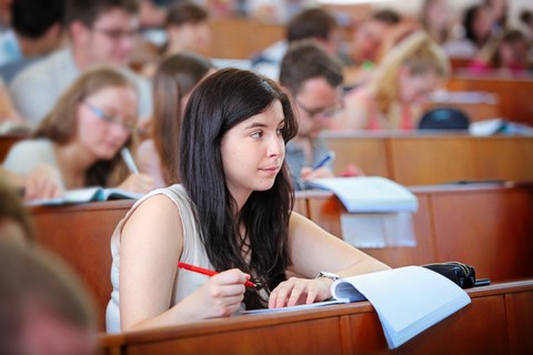 Studentin im Hörsaal
