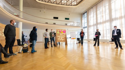Das Bild zeigt die Teilnehmenden des Visionsbildungsworkshops im Dülfersaal der TU Dresden.