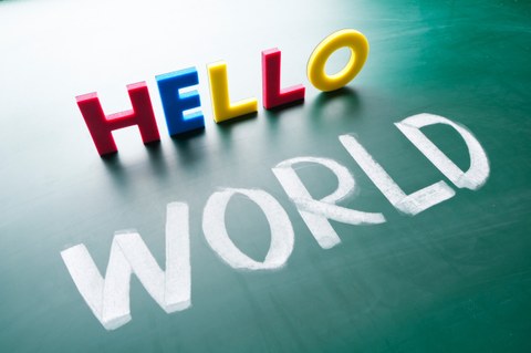 Das Bild zeigt den Schriftzug "Hello World"