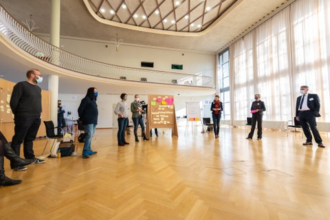 Das Bild zeigt die Teilnehmenden des Visionsbildungsworkshops im Dülfersaal der TU Dresden.