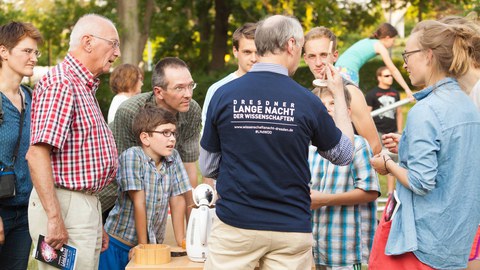 LNDW-Gäste vor einem TU-Experiment