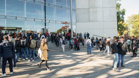Bild von Studierenden vor dem Hörsaalzentrum der TU Dresden.