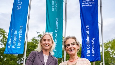 CCO und R vor Fahnen