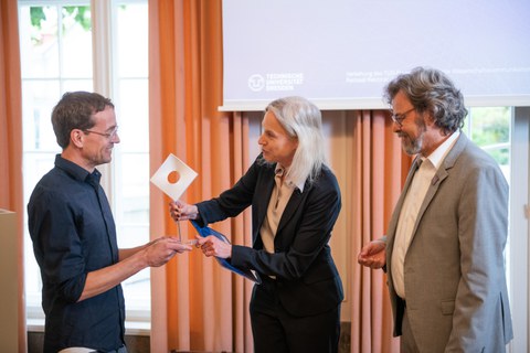 Übergabe Preis für Wissenschaftskommunikation durch Marion Schmidt an Simon Meier-Vieracker