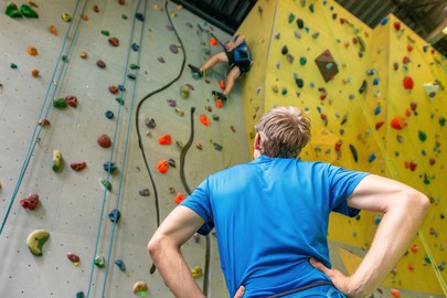 Kletterer vom USZ an einer Boulderwand