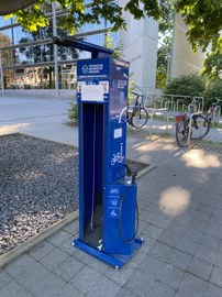 Reperatur- und Luftstation vor dem HSZ