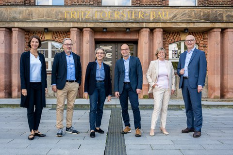 die sechs Mitglieder des Rektorats der TUD ab 2025 im Portrait vor demselben Hintergrund