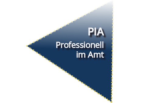 Blaues Dreieck mit weißer Aufschrift PIA - Professionell im Amt