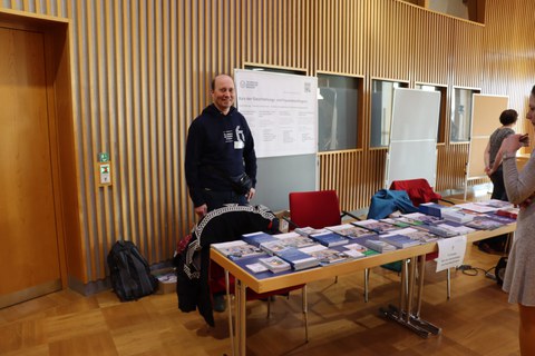 Messestand des Büros Gleichstellung der TUD mit Peter Sindelar