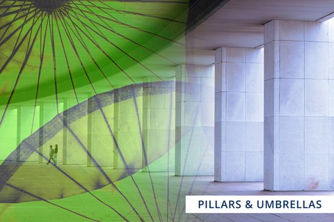 Säulen und Schirme in den Farben blau und grün, in der rechten unteren Ecke stehen in einem kleinen weißen Kästchen die Worte Pillars and Umbrellas