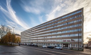 The photo shows the TU Dresden office building at Strehlener Straße 22/24.