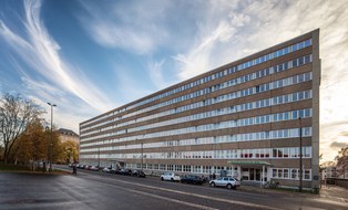 Das Foto zeigt das Bürogebäude der TU Dresden auf der Strehlener Straße 22/24.