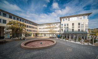 Das Bild zeigt den Gebäudekomplex Falkenbrunnen in dem das Sachgebiet seinen Sitz hat.