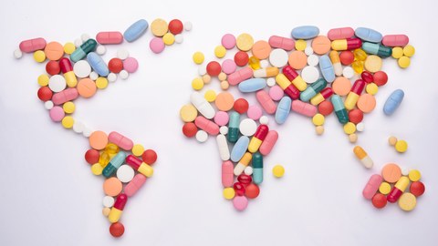 Weltkarte aus Tabletten gelegt