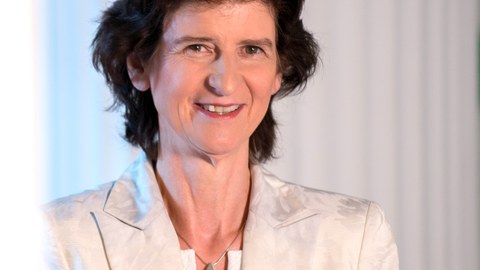 Dr. Eva-Maria Stange