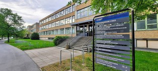 Auf dem Foto befindet sich das Seminargebäude 1 und 2, seitlich von vorn aufgenommen.