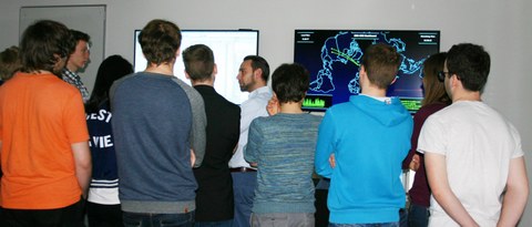 Exkursionsteilnehmende im Cyber Simulation Center der ESG